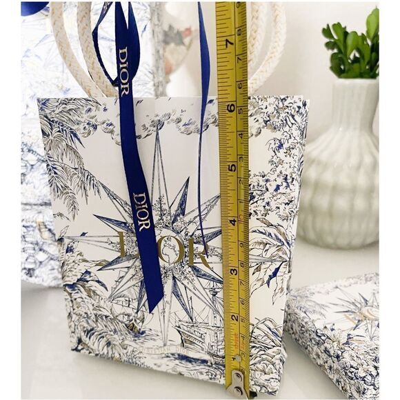 Dior Holiday Gift Paper Bag - Picture 6 of 8